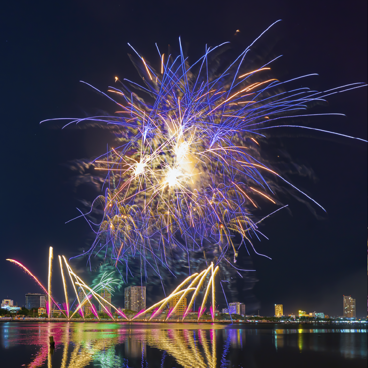 Första pris och publikens pris i Da Nang International Firework Festival